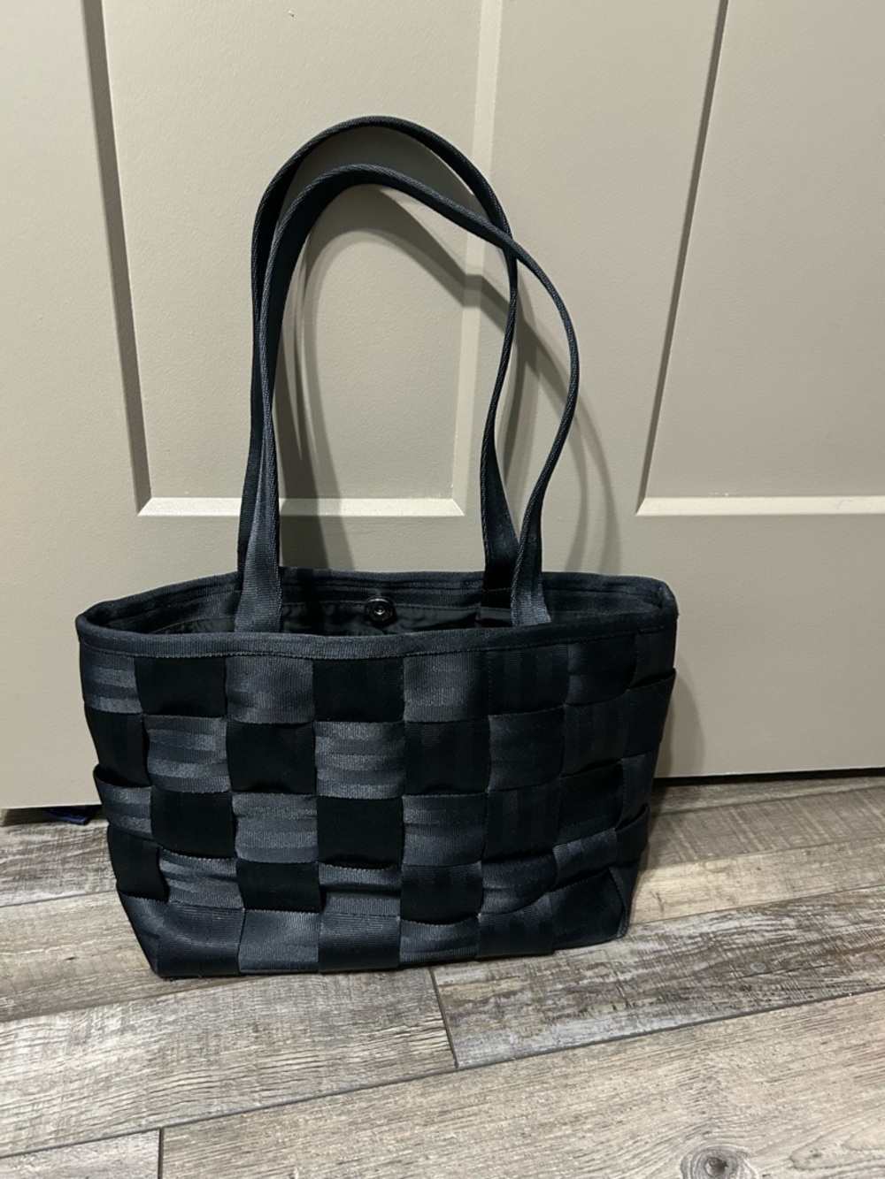 black Harveys The Original Seatbelt Bag purse tote button closure